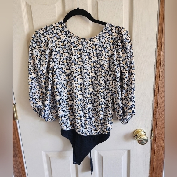 Abercrombie and Fitch Women's Floral Bodysuit Sizd XSP. - Picture 1 of 3